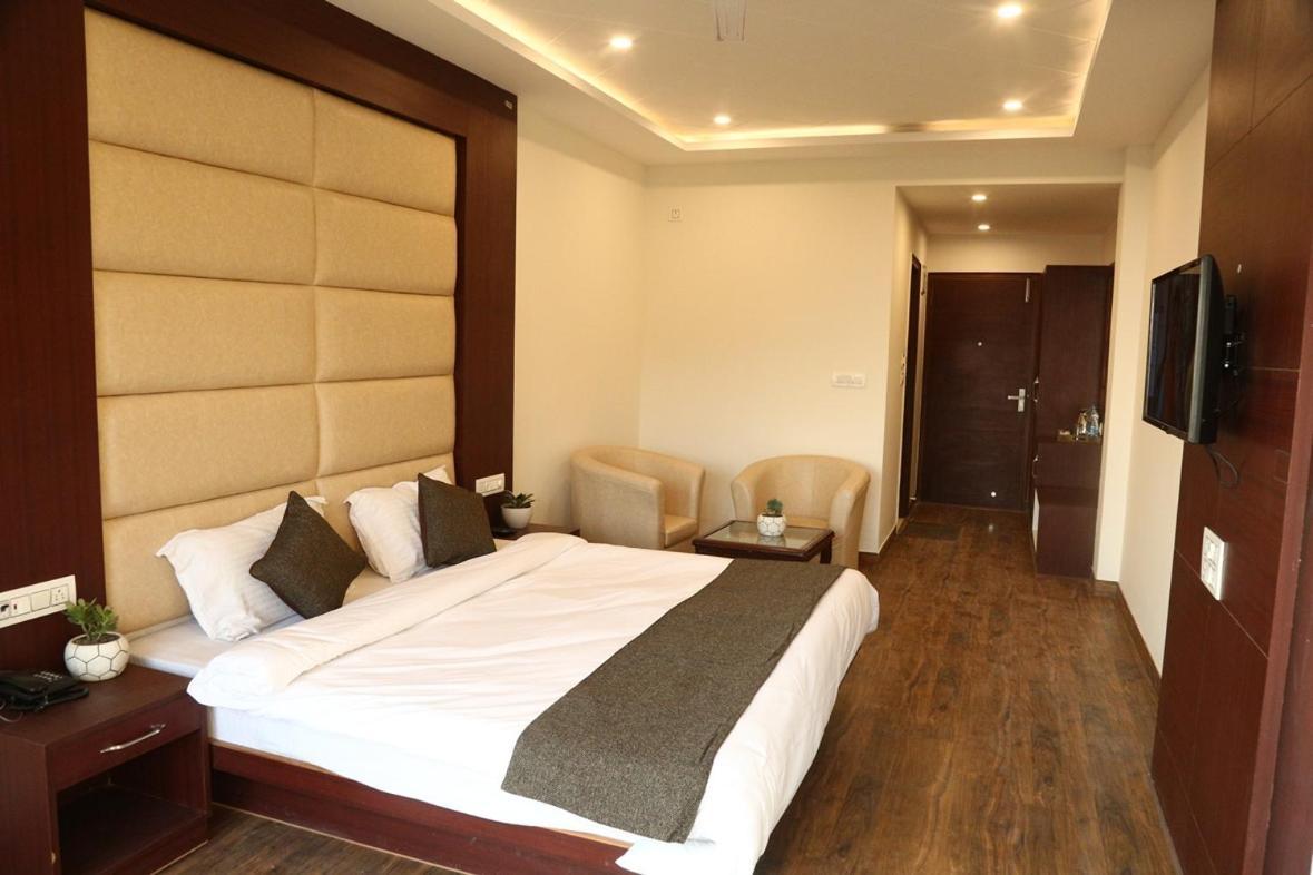 Shining Hills Hotel Мусори Екстериор снимка