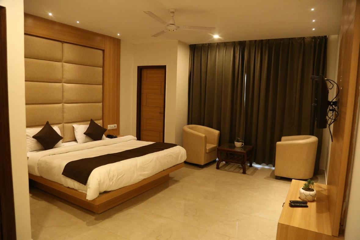 Shining Hills Hotel Мусори Екстериор снимка