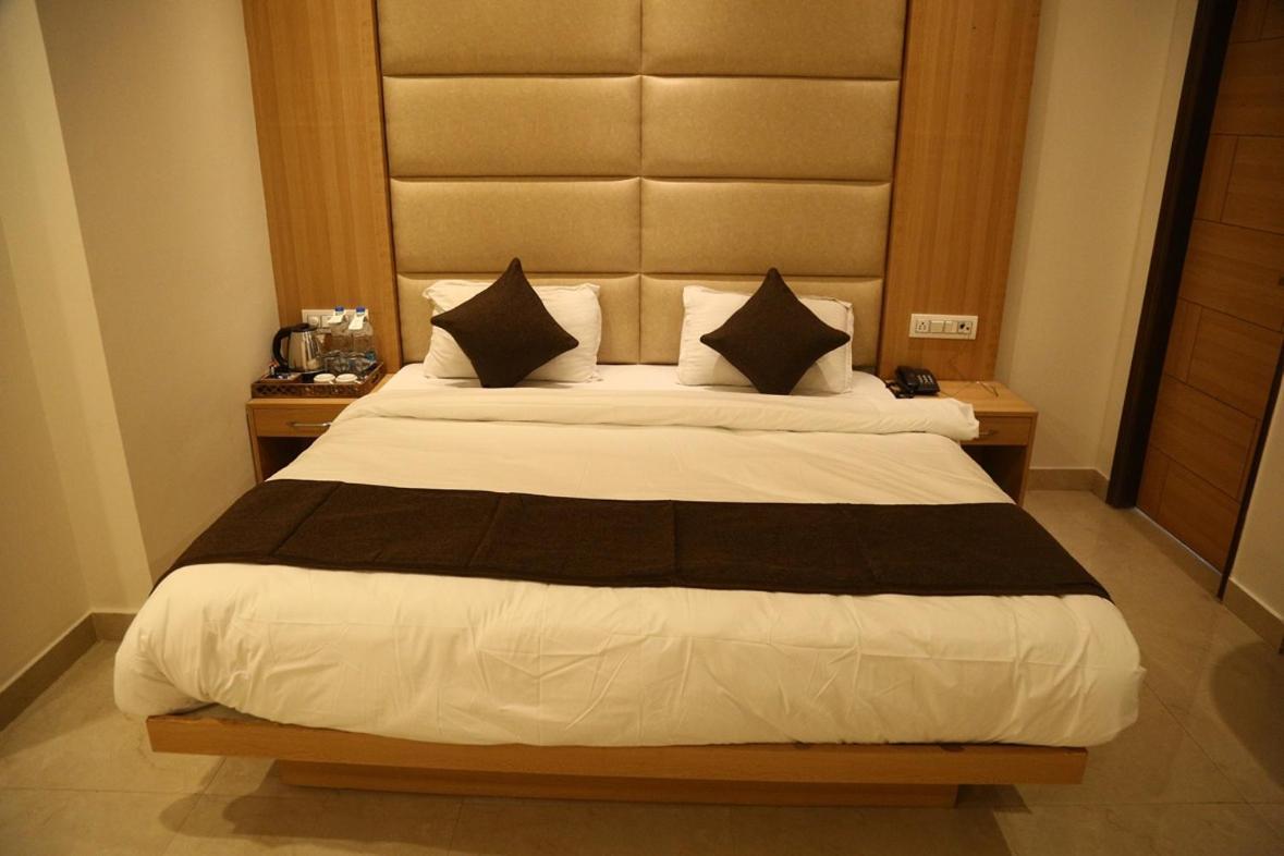 Shining Hills Hotel Мусори Екстериор снимка