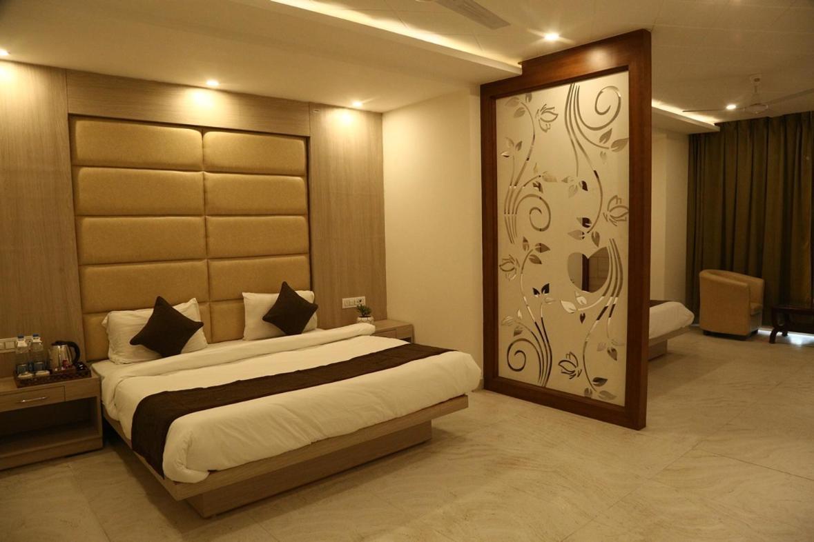 Shining Hills Hotel Мусори Екстериор снимка